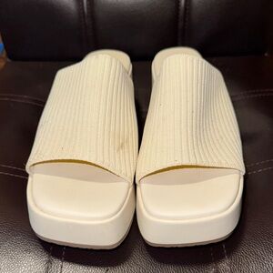Dream Pairs Cream Platform Slides with Ribbed Texture. New